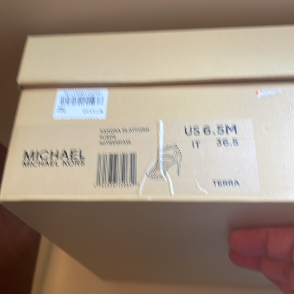 MICHEAL Michael Kors Sandra Platform Suede - Picture 10 of 10